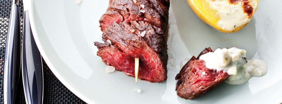 Brochettes d’onglet de bœuf au Bleu d’Auvergne et pommes au four