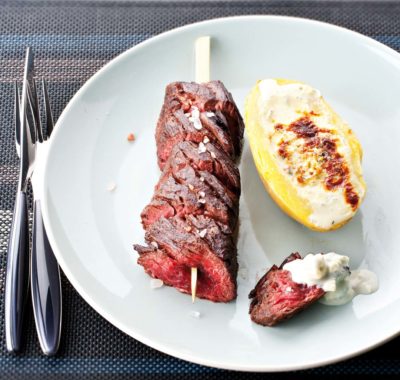 Brochettes d’onglet de bœuf au Bleu d’Auvergne et pommes au four