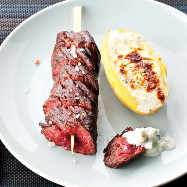 Brochettes d’onglet de bœuf au Bleu d’Auvergne et pommes au four