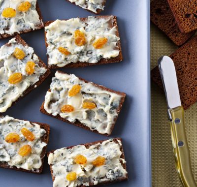 Canapés de Bleu d’Auvergne con pan de jengibre