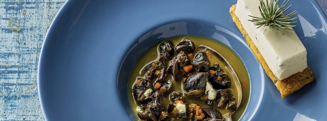 Sablé au Bleu d’Auvergne et sapin de Margeride en bouillon d’escargots