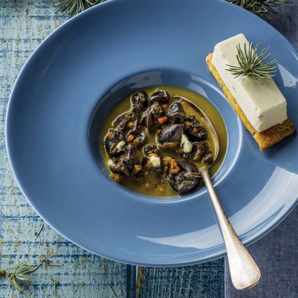 Sablé au Bleu d’Auvergne et sapin de Margeride en bouillon d’escargots