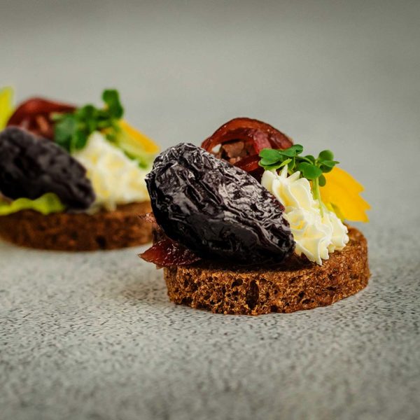 Tostadas al Bleu d’Auvergne, ciruelas pasas y jamón curado de la Auvernia