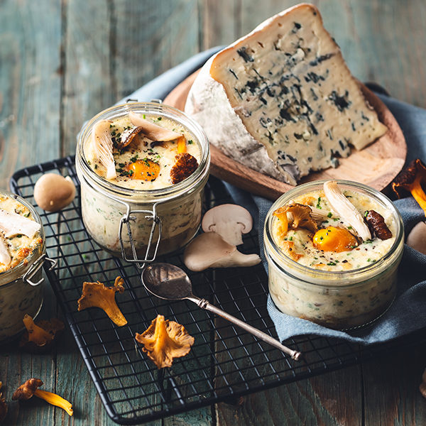 Oeufs cocotte aux champignons au Bleu d’Auvergne