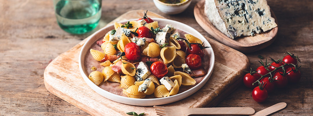 Salade de pâtes, tomates rôties et Bleu d’Auvergne