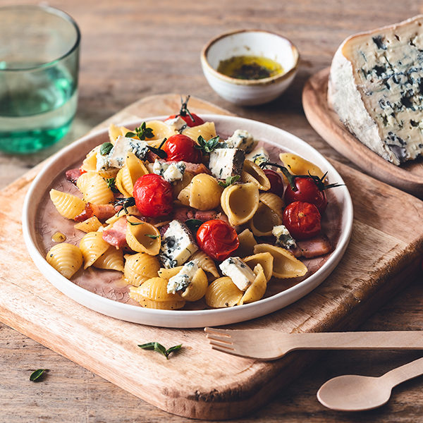 Salade van conchiglioni met gepofte trostomaatjes en AOP Bleu d’Auvergne