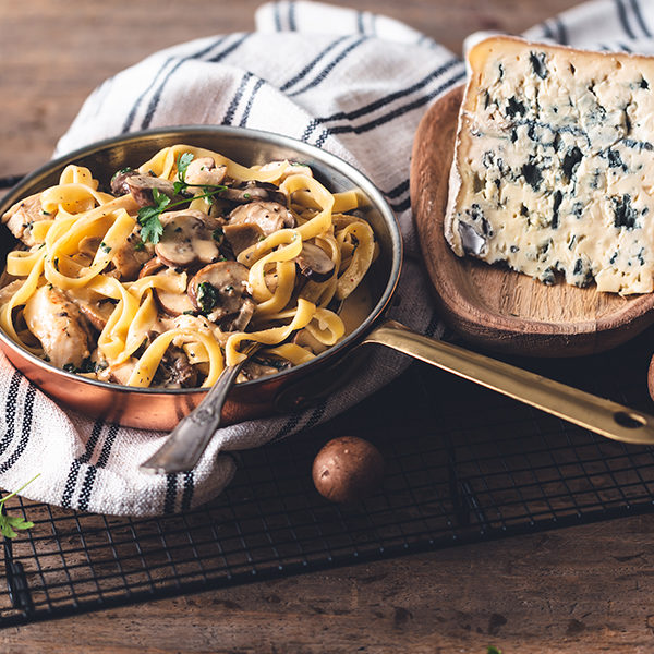 Tagliatelle met kip, champignons, roomsaus en AOP Bleu d’Auvergne