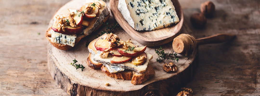 Toast met geroosterde appel uit de oven, honing, walnoten en AOP Bleu d’Auvergne