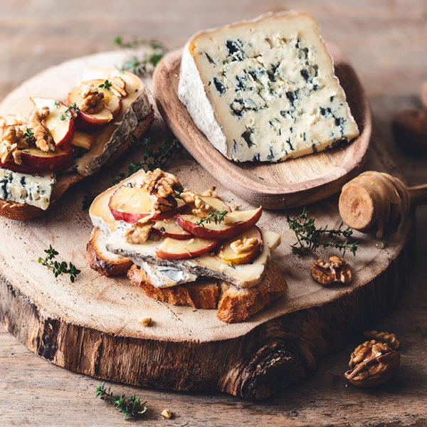 Toast met geroosterde appel uit de oven, honing, walnoten en AOP Bleu d’Auvergne